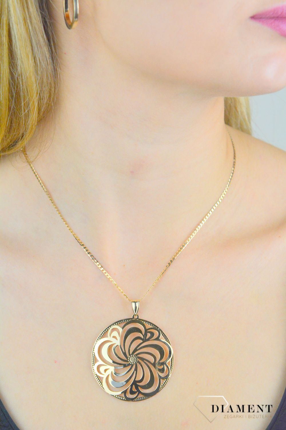 Złota zawieszka 585 okrągła o ażurowym wzorze ZA 7367 585.jpg